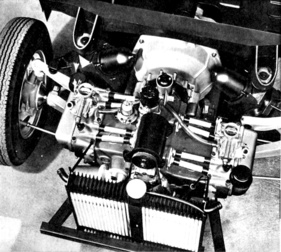 Ferguson (1961) - wassergekühlter Vierzylinder-Boxermotor mit automatischem Getriebe, sichtbar auch die Elemente der hydropneumatischen Federung