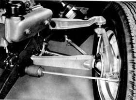 Ferguson (1961) - wohldurchdachte Vorderradaufhängung mit stabilen Einzellenkern und hydropneumatischer Federung, grosse Bodenfreiheit dank Anlenkung der Räder am Radmittelpunkt Ferguson (1961) - wohldurchdachte Vorderradaufhängung mit stabilen Einzellenkern und hydropneumatischer Federung, grosse Bodenfreiheit dank Anlenkung der Räder am Radmittelpunkt