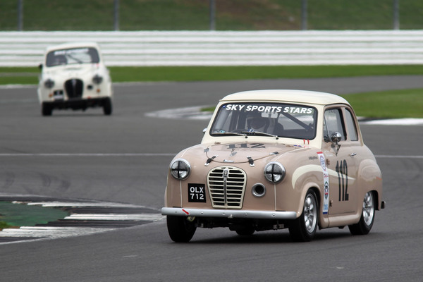 Fernsehpräsentator Mike Wedderburn im Austin A35 - Austin A30/35 Celebrity Challenge - Silverstone Classic 2017