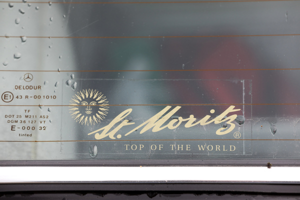 Fernwehkleber auf einem Mercedes - Oldtimer Sunday Morning Treffen Zug am 6. August 2023