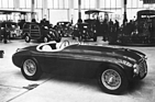 Ferrari 166 MM (1949) - Spider Superleggera, von kleinen Fiat-Fahrzeugen umgeben