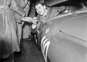 Ferrari 166 MM/212 Export "Uovo" (1950) - Gianni Marzotto am Start der Mille Miglia 1951, mit Zigarette und Krawatte