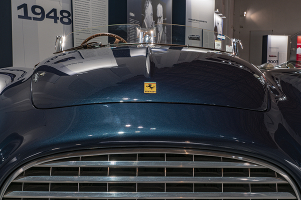 Bild: Ferrari 166 MM Barchetta Touring (1950) - mit dem damaligen Ferrari-Zeichen - Sonderschau im Museo Enzo Ferrari in Modena 2021