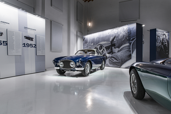 Bild: Ferrari 212 Inter (1952) - elegantes Coupé mit Vignale-Karosserie - Sonderschau "Gianni Agnelli und Ferrari" im Museo Enzo Ferrari in Modena 2021