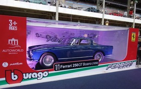 Ferrari 250 GT Boano (1956), entfernter Verwandter als Bburago-Modell im Massstab 1 zu 1 – Alfa Romeo Storico in der Autoworld Brüssel 2022 (1956)