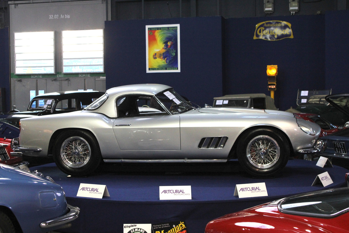 Ferrari 250 GT California Spyder (1959) - Artcurial Versteigerung an der Rétromobile 2012 in Paris (Lot 378) - Verkaufsrekord für Artcurial in Paris - 4 Millionen Euro Zuschlagspreis für den sich in hervorragendem Zustand präsentierenden Spyder mit Hardtop