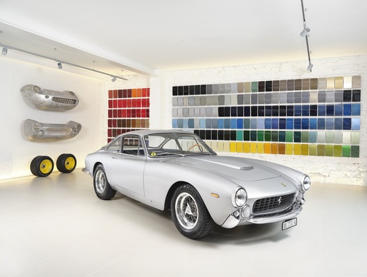 Ferrari 250 GT/L "Lusso" in front of the unique color sample wall