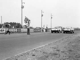 Ferrari 250 GT LWB California Spider Competizione (1959) - Zieleinlauf in Le Mans 1959