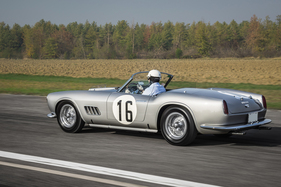 Ferrari 250 GT LWB California Spider Competizione (1959) - an einem Acker fuhren sie in Le Mans damals aber nicht vorbei Ferrari 250 GT LWB California Spider Competizione (1959) - an einem Acker fuhren sie in Le Mans damals aber nicht vorbei
