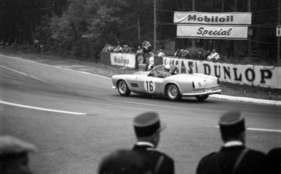 Ferrari 250 GT LWB California Spider Competizione (1959) - in voller Fahrt bei den 24 Stunden von Le Mans, mit montiertem Kennzeichen