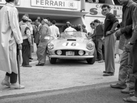 Ferrari 250 GT LWB California Spider Competizione (1959) - vor dem Start in seiner Box in Le Mans