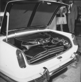 Ferrari 250 GT Pininfarina (1958) - Demonstration des grossen Kofferraums bei der Vorstellung im Juni 1958