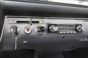 Ferrari 250 GT Pininfarina (1958) - mit einem Radio aus der Zeit