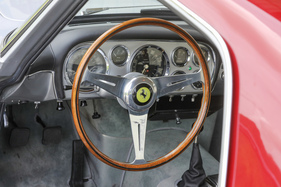 Ferrari 250 GT Pininfarina (1958) - um den Wendekreis von 12 Metern zu schaffen, muss ziemlich am Lenrkad gedreht werden