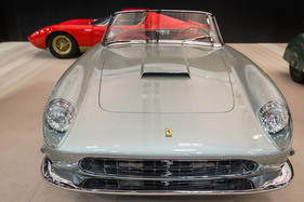 Ferrari 250 GT Pininfarina Serie 1 (1958) - im Hingtergrund ein weiterer Miura - Rétromobile Paris 2020 (1958)