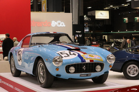Ferrari 250 GT SWB Berlinetta Competizione (1960) – im Mittelpunkt des Standes von Girardo – Rétromobile Paris 2025