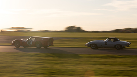 Ferrari 250 GT SWB "Breadvan" (1961) - verfolgt vom E-Type von Jon Minshaw im Rennen um die Kinrara Trophy - Goodwood Revival 2018