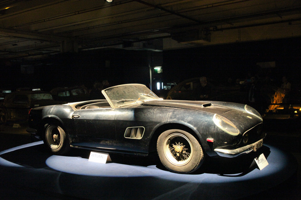 Ferrari 250 GT SWB Californa Spider (1961) - Artcurial-Versteigerung der Baillon-Sammlung (Lot 59) - in der Ausstellung in Halle 2.1