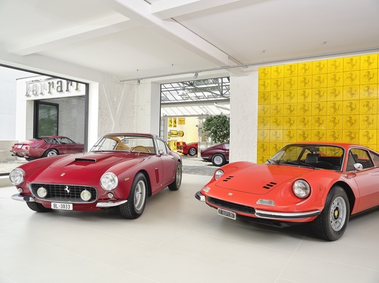 Bild: Ferrari 250 GT SWB und Dino 246 GT im neuen Showroom