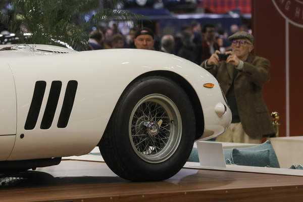 Ferrari 250 GTO (1962) - sicherlich eines der meist fotografierten Autos der Messe - Rétromobile Paris 2024