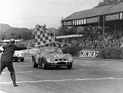 Ferrari 250 GTO (1963) - Graham Hill fährt an der Tourist Trophy in Goodwood 1963 ins Ziel, Mikes Parkes folgt