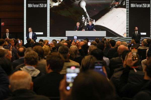 Ferrari 250 LM: voller Saal und grosses Zuschauerinteresse – RM Sotheby's-Auktion Paris 2025