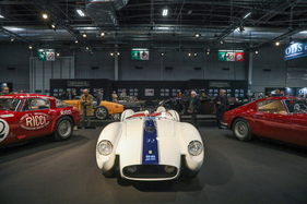 Ferrari 250 Testa Rossa (1958) – Chassis 0758TR als krönender Mittelpunkt auf dem Stand von Lukas Hüni – Rétromobile Paris 2025