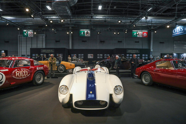 Ferrari 250 Testa Rossa (1958) – Chassis 0758TR als krönender Mittelpunkt auf dem Stand von Lukas Hüni – Rétromobile Paris 2025