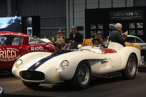Ferrari 250 Testa Rossa (1958) – Chassis 0758TR auf dem Stand von Lukas Hüni – Rétromobile Paris 2025