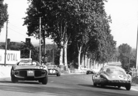 Ferrari 250P (1963) in Le Mans 1963 - John Surtes bei Tertre Rouge im Ferrari 250P #23 zwischen Alpine M63 #50 und Maserati Tipo 151/3 (#2)