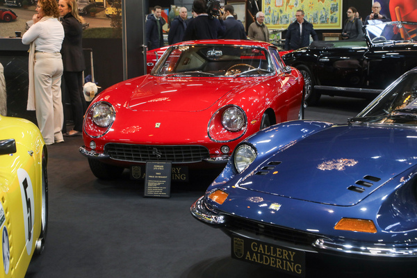 Ferrari 275 GTB/4 (1965) - gesehen auf dem Stand der Gallery Aaldering - Rétromobile Paris 2024