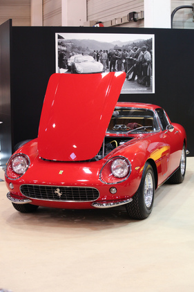 Ferrari 275 GTB vor passender Fotokulisse - gesehen an der Techno Classica 2016