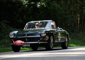 Ferrari 275 GTS (1965) - schnell unterwegs auf Frankreichs Landstrassen - RAID Suisse-Paris 2012