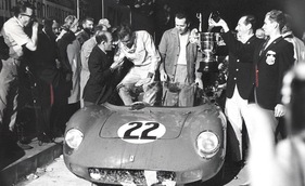 Ferrari 275 P (1964) - Gesamtsieger Mike Parkes und Umberto Maglioli werden von Stirling Moss interviewed (12 Stunden von Sebring 1964)
