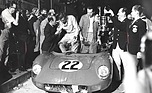 Ferrari 275 P (1964) - Gesamtsieger Mike Parkes und Umberto Maglioli werden von Stirling Moss interviewed (12 Stunden von Sebring 1964)