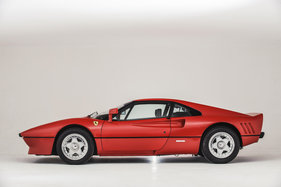 Ferrari 288 GTO (1985) - hinter der B-Säule musste Platz für den längs eingebauten Achtzylinder geschaffen werden, daher wirkt der Wagen gegenüber dem 308 GTB verlängert