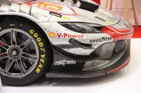 Ferrari 296 LMGT3 (2024) – Chassis 5144 wurde nach dem Renneinsatz wohl nie geputzt, gesehen bei Girardo – Rétromobile Paris 2025