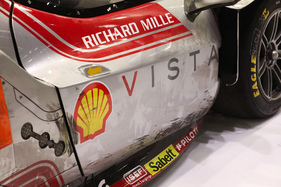 Ferrari 296 LMGT3 (2024) – Chassis 5144 wurde nach dem Renneinsatz wohl nie geputzt, gesehen bei Girardo – Rétromobile Paris 2025