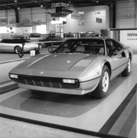 Ferrari 308 GTB (1975) - die Kunststoffkarosserie war dem eleganten Sportwagen nicht anzusehen - präsentiert am Pariser Automobilsalon 1975