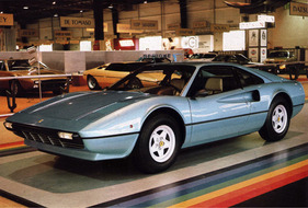 Ferrari 308 GTB (1975) - mit Kunststoffkarosserie, präsentiert am Pariser Autosalon