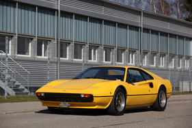 Ferrari 308 GTB (1976) - Gelb steht dem 308 sehr gut, wurde aber trotzdem vergleichsweise selten gewählt, denn Rot dominierte