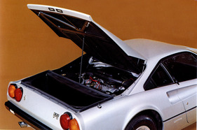 Ferrari 308 GTB (1976) - Kofferraum hinter dem quer eingebauten Mittelmotor, gut sichtbar sind die Nieten, die das Stahlchassis mit der Kunststoff-Karosserie verbinden