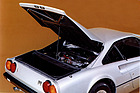 Ferrari 308 GTB (1976) - Kofferraum hinter dem quer eingebauten Mittelmotor, gut sichtbar sind die Nieten, die das Stahlchassis mit der Kunststoff-Karosserie verbinden