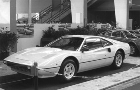 Ferrari 308 GTB (1976) - der erste serienmässige Ferrari mit Pininfarina-Linie und Kunststoffkarosserie - Genfer Autosalon 1976