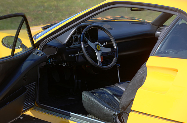 Ferrari 308 GTB (1976) - klassisches Sportwagen-Ambiente im innern
