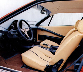 Ferrari 308 GTB (1976) - sportliches Cockpit und komfortable Platzverhältnisse