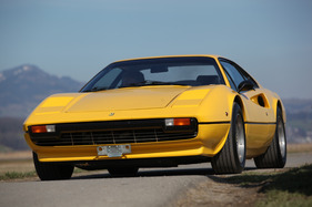 Ferrari 308 GTB (1976) - viele frühe 308 erhielten nachträglich grössere Frontspoiler, dieser ist original erhalten