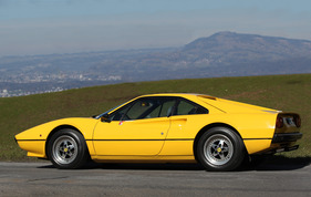 Ferrari 308 GTB (1976) - wie zwei Muschelhälften ist die Karosserie um die Trennlinie gestaltet Ferrari 308 GTB (1976) - wie zwei Muschelhälften ist die Karosserie um die Trennlinie gestaltet