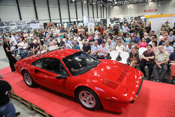 Ferrari 308 GTB Quattrovalvole (1985) - als Lot 18 an der Swiss Classic World Versteigerung der Oldtimer Galerie Toffen in Luzern am 3. Juni 2023