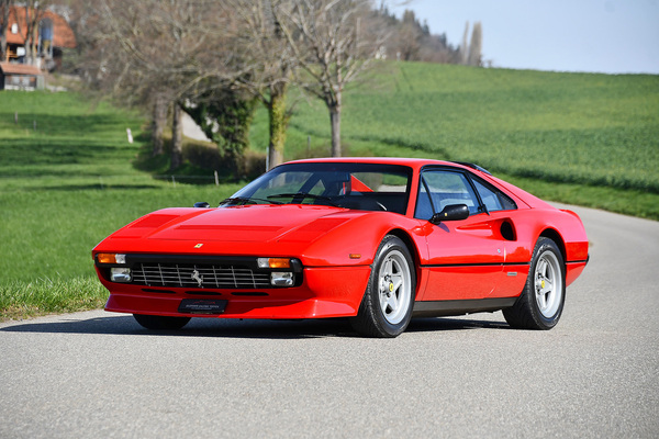 Ferrari 308 GTB Quattrovalvole (1985) - als Lot 18 angeboten an der Swiss Classic World Versteigerung der Oldtimer Galerie Toffen in Luzern am 3. Juni 2023